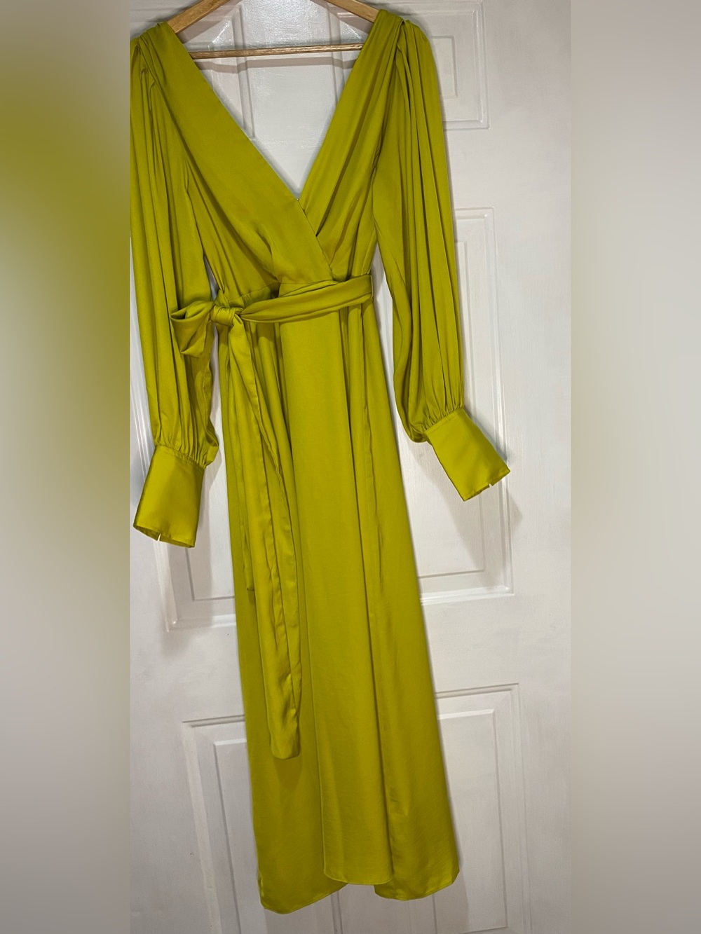 👜👗👡Banana Republic Chartreuse Satin Wrap Robe